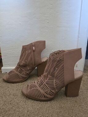 Women’s Open-Toe Cutout Block Heel Sandals in Taupe